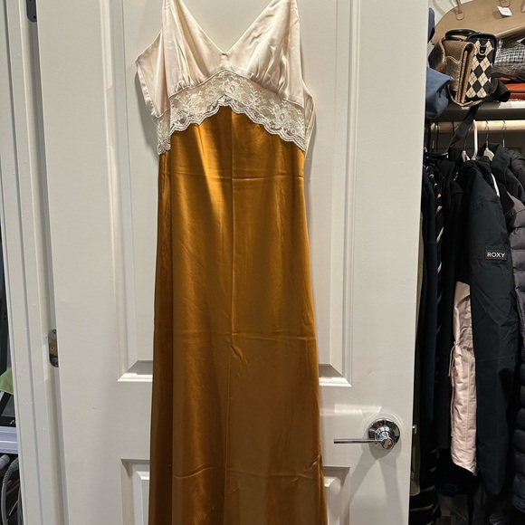 Cream & gold Abercrombie Lace Trim Slip Dress - size M - Picture 2 of 5